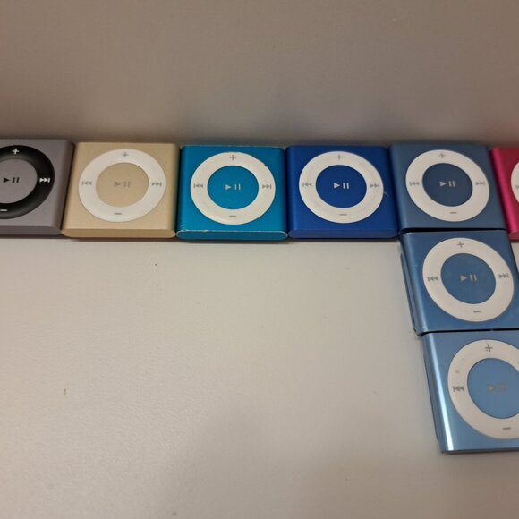 1X  Apple Ipod Shuffle 4th Generation 2GB with accessories - Picture 3 of 16